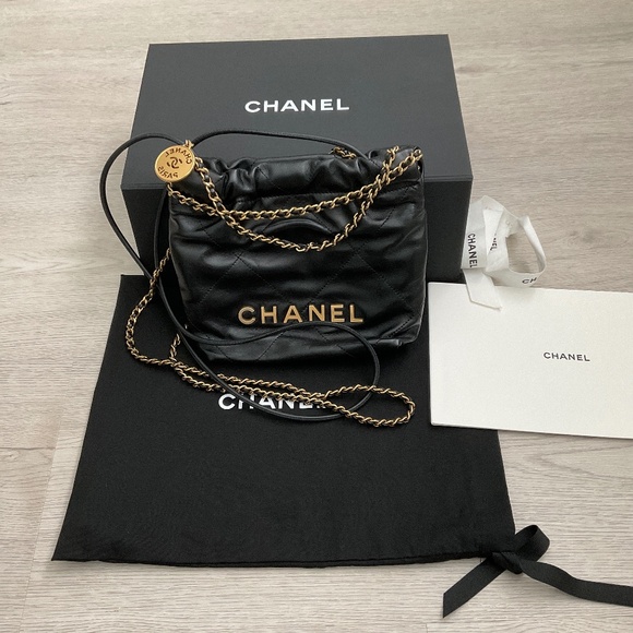 Chanel 22 mini in calfskin color black excellent condition - Picture 1 of 6